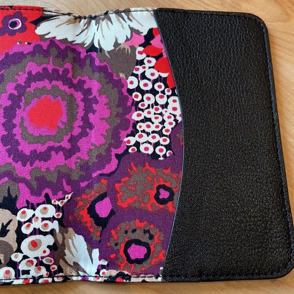 Vera Bradley Passport Cover Retired Rosewood Pattern Winter 2015 - Picture 3 of 12